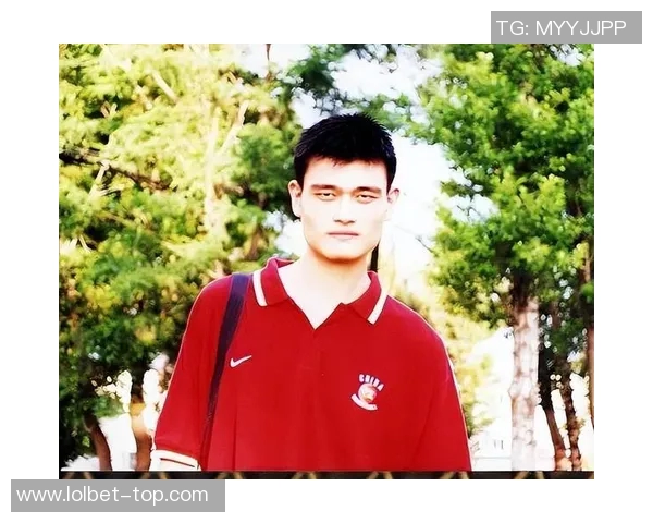 姚明展现完美身材引发热议网友纷纷点赞称其为篮球界的时尚标杆