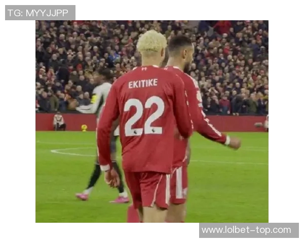 英超焦点战曼联逆转利物浦红牌争议引发热议与转会传闻